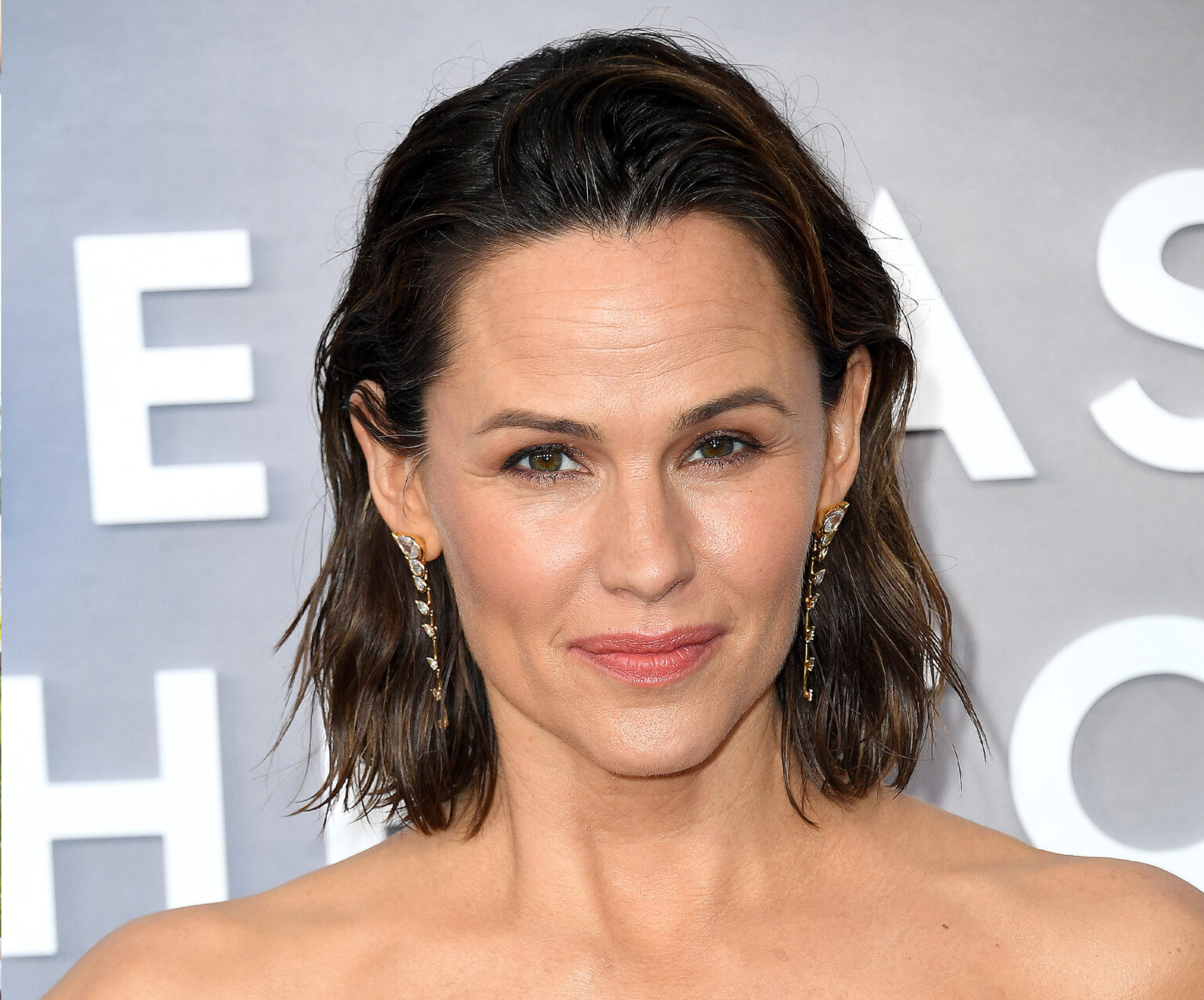 Jennifer Garner Shares Her Favorite Exfoliator Retinol And Foundation