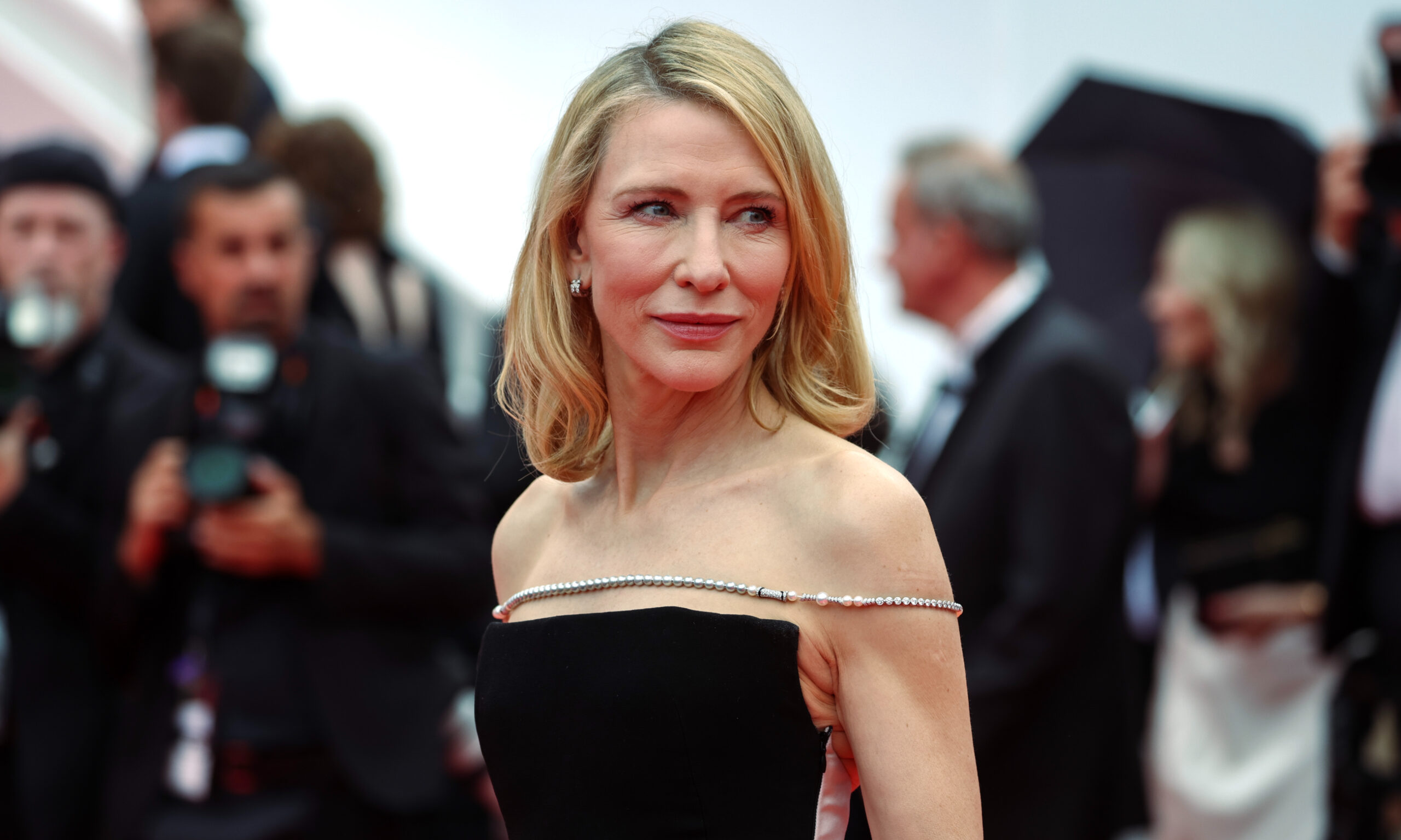 Cate Blanchett Debuted a French Woman Bob in Paris