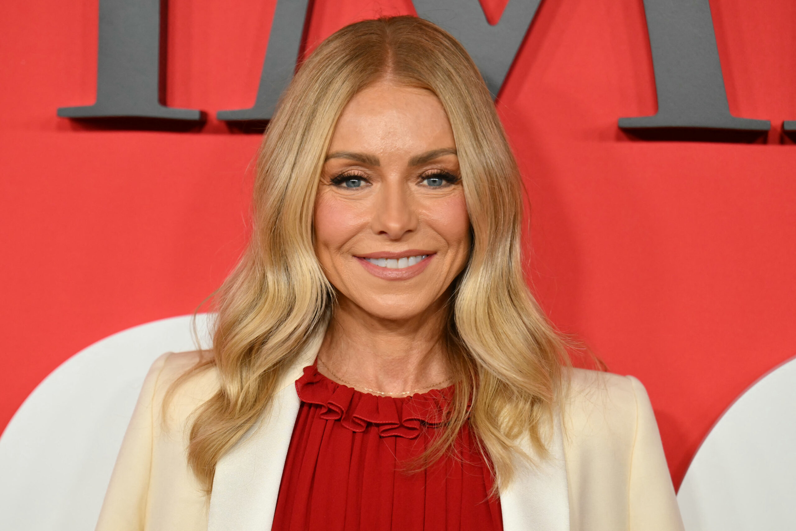 Kelly Ripa’s Every day Lip Liner Approach Is Surprisingly Easy