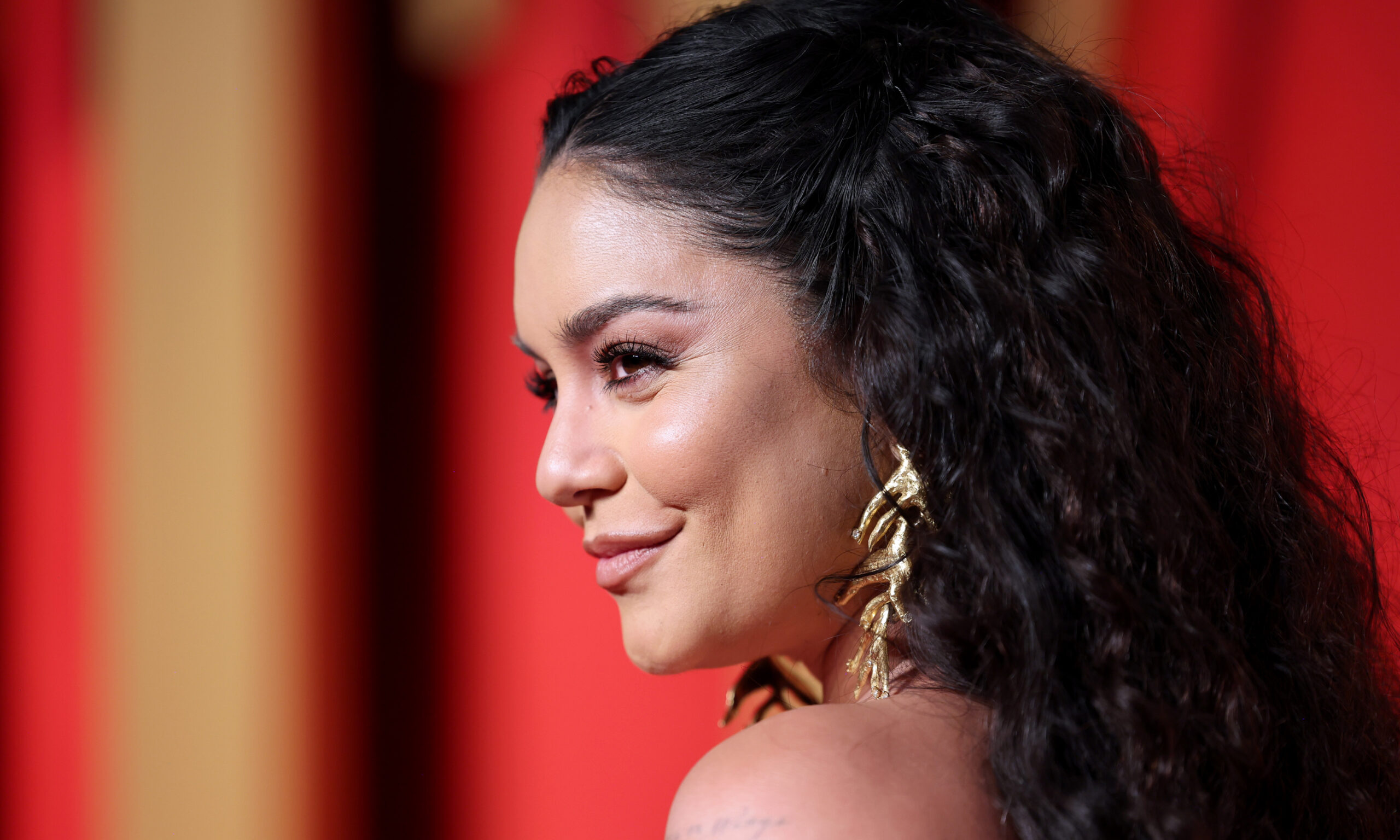 Vanessa Hudgens' Cat-eye Manicure Is A True Work Of Art