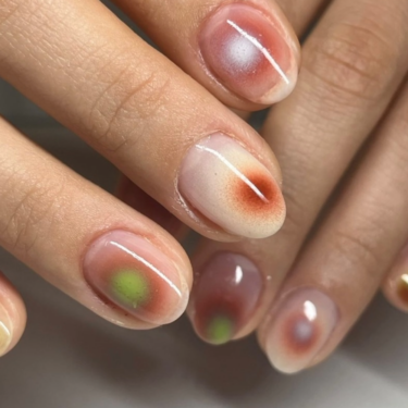 neutral airbrushed manicure