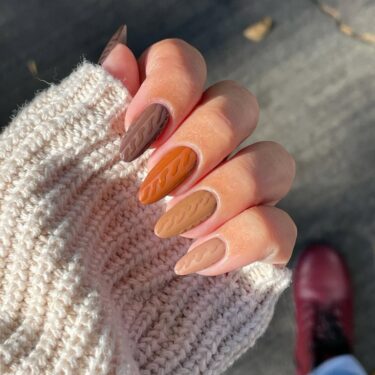 Manicure with textured sweater design in neutral colors