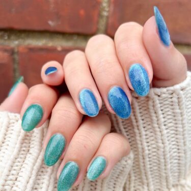 A fuzzy velvet manicure in blue and green colors