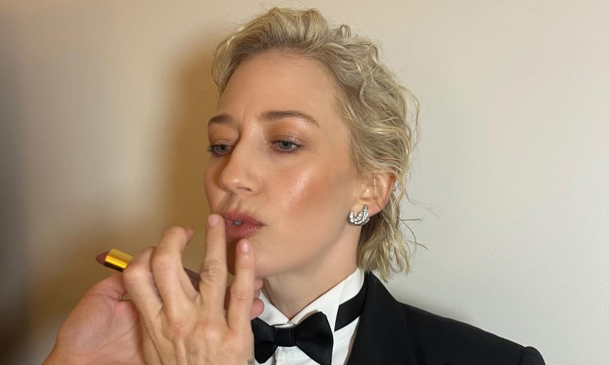 Exclusive: Carrie Coon’s ‘White Lotus’ Look Just Gave Us the Best Lipstick-Over-Bronzer Hack